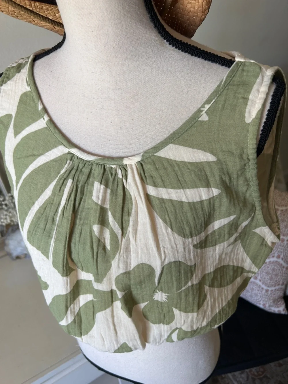 Nwt salty lemon gauze, 100% cotton boho floral green cream crop tank top L - Picture 2 of 10